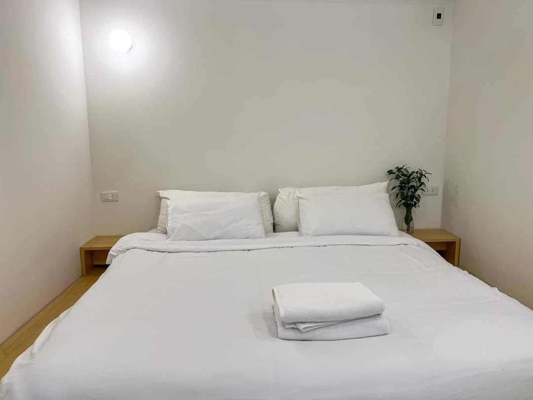 Hotel La Moon House à Salaya Extérieur photo